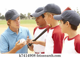 meninos jovens, em, equipe basebol, com, treinador