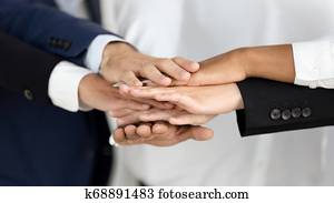 verschieden, businesspeople, gesellschaft, zusammenfuehren, hände, in, haufen, nahaufnahme, ansicht