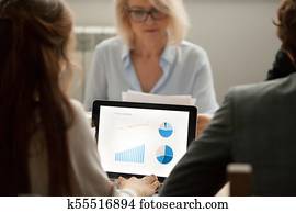 manageress, arbeitende, mit, projekt, statistik, auf, laptop, an, treffen