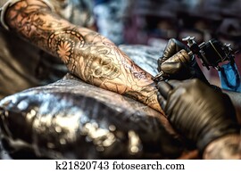 tatue artista, desenho, ligado, braço, e, ligado, pele, de, cliente