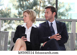 商業主管, 坐, 上, a, 長凳, texting