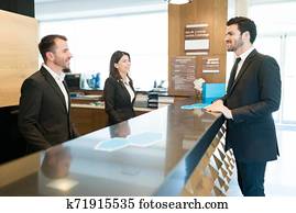 מבצע עבודות, לוודא, שלו, הזמנת מקום, ב, מלון