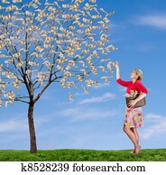 jeden, žena, zastihnut up, picking, peniaze, preč, jeden, strom