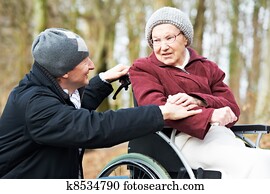 viejo, mujer mayor, en, sílla de ruedas, con, cuidadoso, hijo