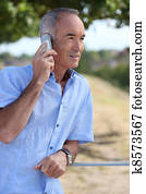 älterer mann, gebrauchend, a, cellphone