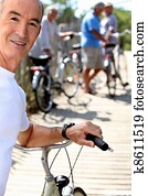 年長 人, ∥で∥, a, 自転車, そして, 彼の, 友人, 中に, ∥, 背景