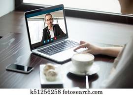 frau reden, to, mann, in, kopfhörer, über, video, call.