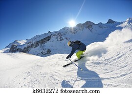 esquiando, ligado, neve fresca, em, inverno, estação, em, bonito, dia ensolarado
