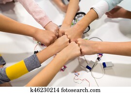 feliz, crianças, fazer, punho, inchaço, em, robótica, escola