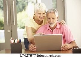 pareja mayor, usar la computadora portátil, en casa