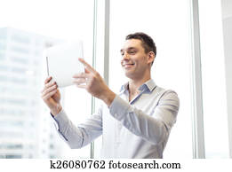 sonriente, hombre de negocios, con, computadora personal tableta, en, oficina