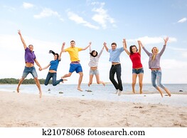 groep van vrienden, springt, op het strand