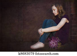 triste, adolescente, com, violeta, buquet