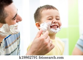 brincalhão, criança, e, pai, raspar, junto, casa, banheiro