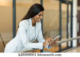 joven, africano, mujer de carrera, utilizar, elegante, teléfono