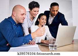 vier, gut angekleidet, einzelpersonen, arbeitend zusammen, auf, eins, notizbuch