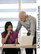 jefe, verificar, joven, morena, es, trabajar mucho