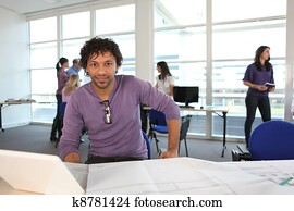 junger mann, in, architekten, büro, mit, laptop, und, pläne