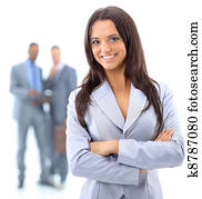 retrato, de, un, sonriente, joven, mujer de negocios, con, gente, discutir, en, plano de fondo