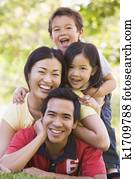 familia, acostado, aire libre, sonriente