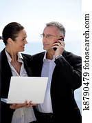 geschäftsehepaar, stehen, draußen, mit, a, laptop, und, a, telefongerät