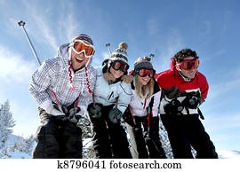 grupo teenagers, esquiando