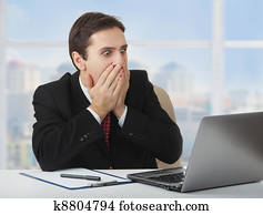 überrascht, erschrocken, geschäftsmann, anschauen, a, laptop, seine, hände bedecken, seine, mundbereich, mit, fürchten, und, wunder, sitzen, an, seine, buero