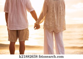 zrely couple, holding hands, enjoying, na, západ slnka