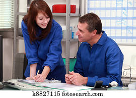 arbeiter, arbeitende, in, büro