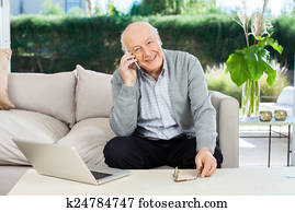mosolygós, senior bábu, megfelelő, smartphone, -ban, öregek otthona, előcsarnok