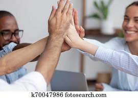 nahaufnahme, ansicht, glücklich, verschieden, mitarbeitergruppe, geben, hoch fünf