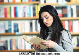 weiblicher student, lesen buches, in, buchausleihe