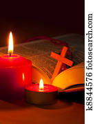 biblia abierta, con, cruz, y, abrasador, velas