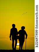 elderly couple, na, západ slnka