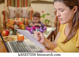 grávida, mãe, trabalhando, em, escritório lar, com, filho