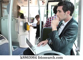 pendler, auf, a, bus, mit, a, laptop pendler, auf, a, bus, mit, a, laptop