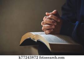 manos doblaron, en, oración, en, un, biblia santa, en, iglesia, concepto, para, fe