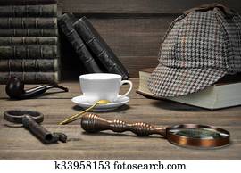 間接費光景 の Sherlock 帽子 そして 探偵 道具 上に 地図 ピクチャー K Fotosearch