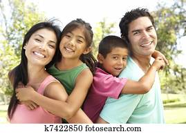 família jovem, tendo divertimento, parque