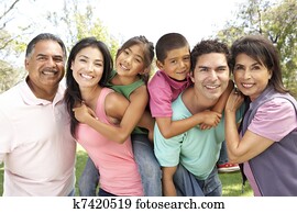 familia extendida, grupo, en el estacionamiento