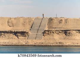 Suez Kanal - Construir el Canal de Suez, 120.000 trabajadores esclavos ... / The suez canal is an artificial waterway which is in level with sea, situated in egypt.