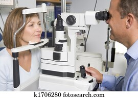 optometrist, em, quarto exam, com, mulher, cadeira