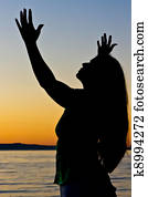 mulher, prays, ao ar livre, em, sundown