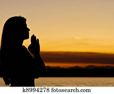 mulher, prays, ao ar livre, em, sundown