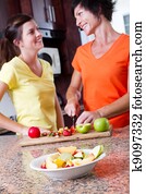 meio envelheceu, mãe, e, adolescente, filha, cozinhar