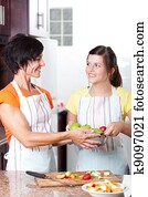 menina adolescente, ajudando, mãe, em, cozinha