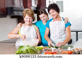 menina adolescente, observar, mãe, e, vó, cozinhar