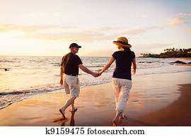 senior couple, enjoying, západ slnka, do  morske pobrezie