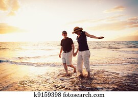 vecākais, kupeja, enjoying, saules riets, uz, noteiktais artikuls, krasts