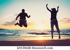 年長の カップル, 楽しむ, 日没, ビーチにおいて